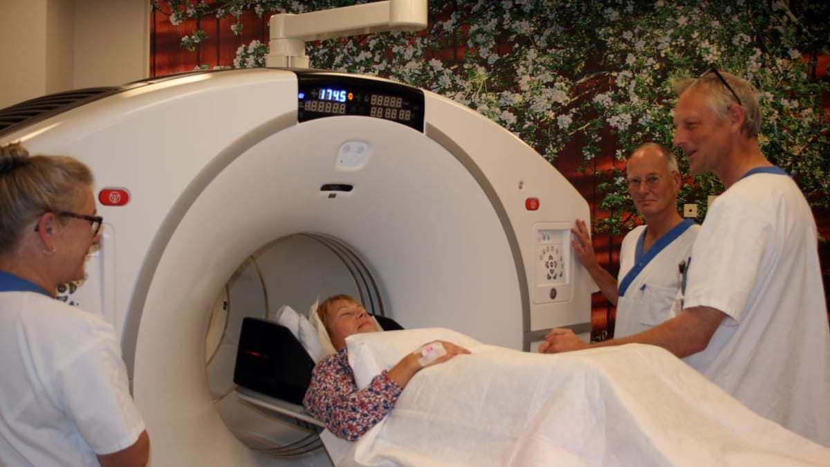 På bilden syns Jens Sörensen (adjungerad professor, överläkare), Gunnar Antoni (adjungerad professor och avdelningschef för PET-Centrum) samt Mimmi Lidholm och Kajsa Lyon (sjuksköterskor), samtliga vid PET-Centrum på Akademiska sjukhuset.