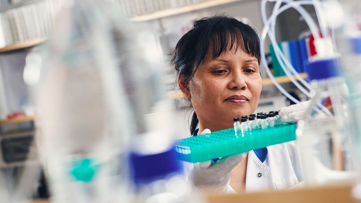 Nya forskningsrön bekräftar att lodstamcellstransplantation är effektivare än traditionell bromsmedicin vid skovvis MS. Akademiska har som enda svenska sjukhus medverkat i den så kallade MIST-studien vars preliminära resultat nu är klara.