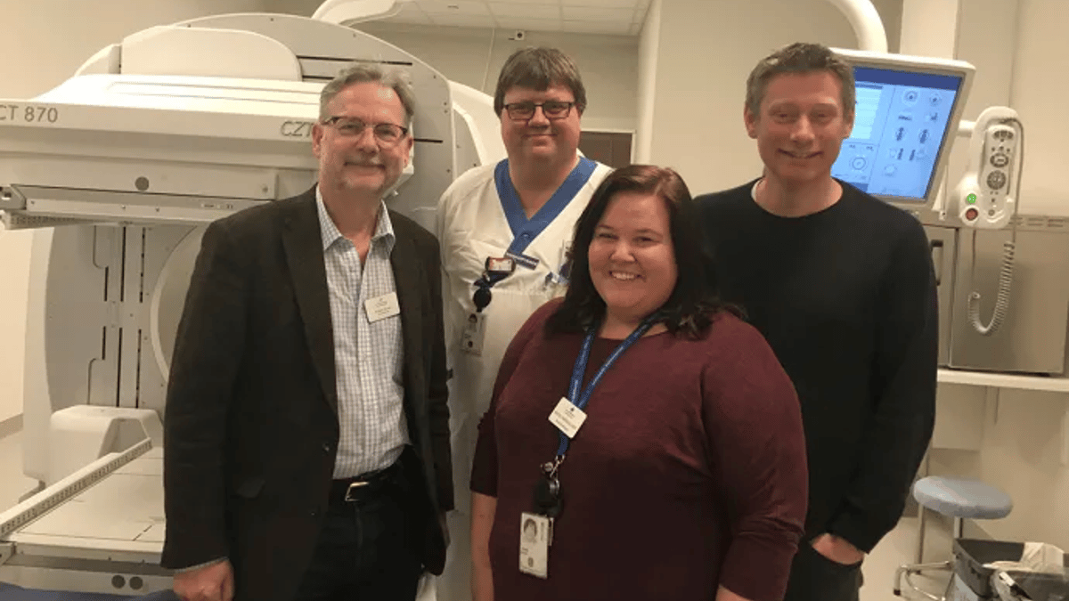 På bilden syns från vänster: Anders Sundin (överläkare och professor), Mattias Sandström (1:e sjukhusfysiker), Anna Eriksson (avdelningschef molekylärbilddiagnostiska avdelningen) och Mark Lubberink (gruppchef inom medicinsk fysik och professor).