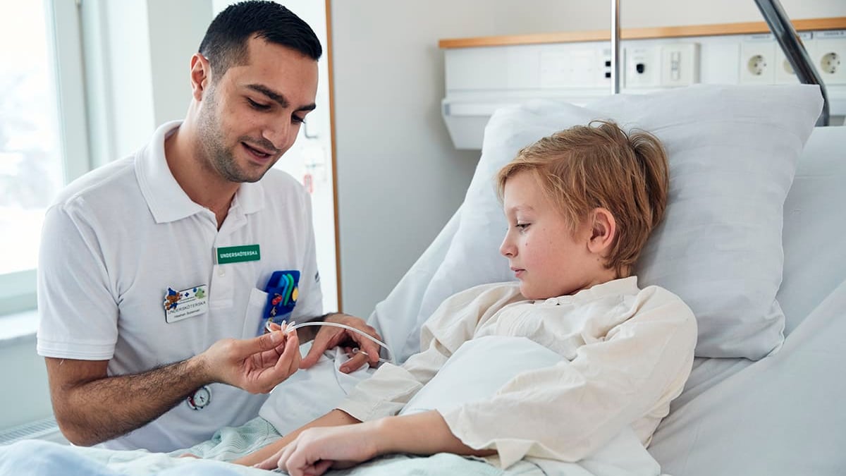 Tack vare förfinad diagnostik och individuellt anpassad terapi kan vissa barn med akut lymfatisk leukemi erbjudas en mer skonsam cytostatikabehandling på Akademiska sjukhuset.