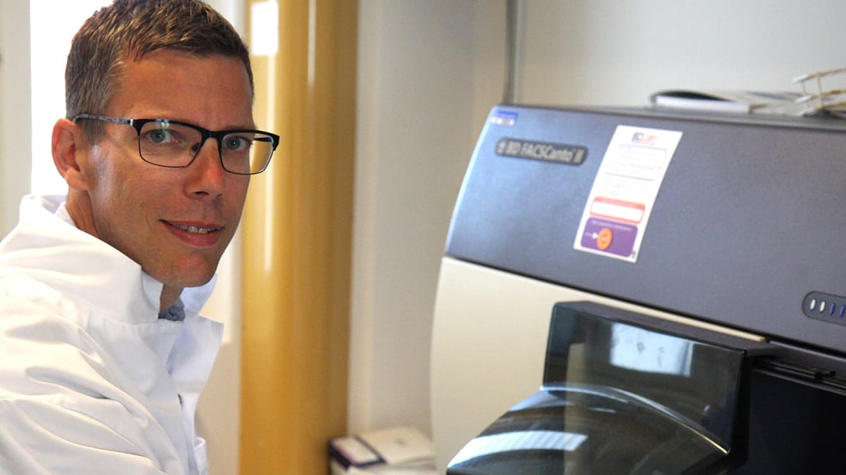 SLE-patienter med en riskgenvariant löper ökad risk för akut njurinflammation och stroke. Ökad kunskap om arvsanlagens betydelse kan bana väg för nya, alternativa behandlingar, enligt forskaren Niklas Hagberg.