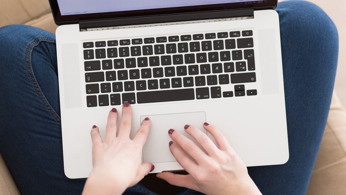 Sömnproblem hos unga blir allt vanligare. BUP i Uppsala har utvecklat en internetbaserad sömnbehandling som nu nylanseras i första linjen, via barn- och ungdomshälsan, för att nå ut till fler. Behandlingen syftar till att ändra sömnvanorna på natten, kvällen och dagen för att på det sättet förbättra sin sömn. Foto: Genrebild (Mostphotos)