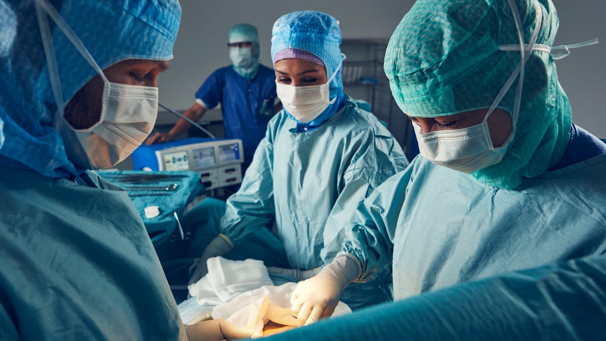 Vid akut hjärnskada kan borttagande av skallbenet, hemikraniektomi, vara en livräddande operation. I en studie ska man utvärdera måendet hos patienterna. Fotograf: Johan Alp (genrebild operation)