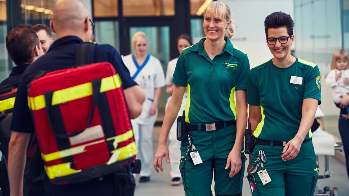 Några personer som går tillsammans.