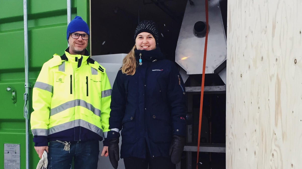 2019 genomfördes ett pilotförsök med ozonrening på Akademiska sjukhuset inom ramen för en studie. Resultaten  visar att har för låg effekt och för stora driftsproblem för att kunna implementeras på sjukhuset. På bilden syns Sofia Svebrant, miljösamordnare, och Jim Larsson, VVS-ingenjör på Fastighet och Service, som båda varit involverade i projektet.
Foto: Emelie Tingvall