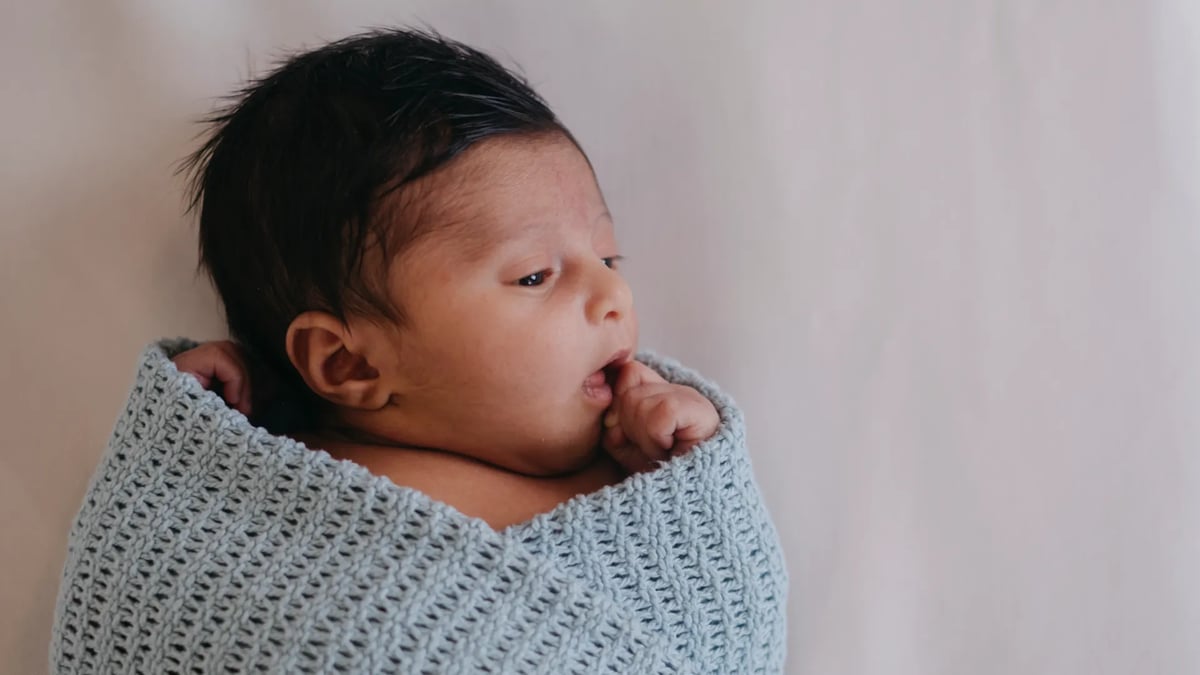 Nyfödd bebis i filt