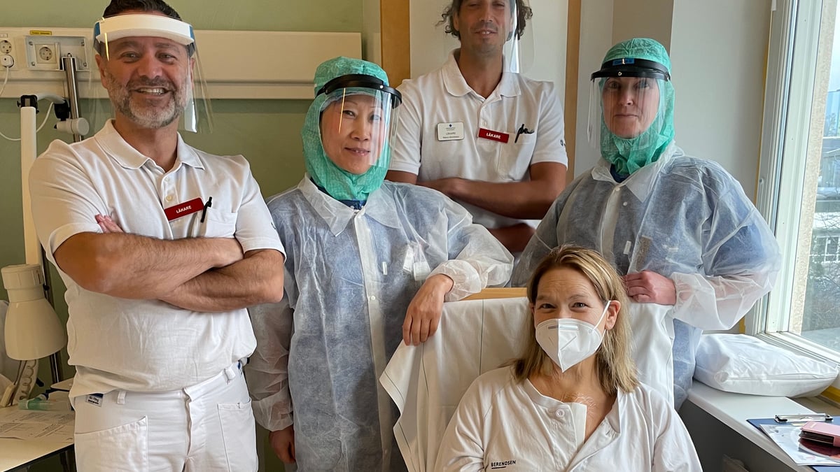 Teamet på thoraxkirurgen som genomfört hjärtoperationen; från vänster Vilyam Melki, Xiao Min Johansson, Marco Montibello och Camilla Sandström tillsammans med patienten (sittande).