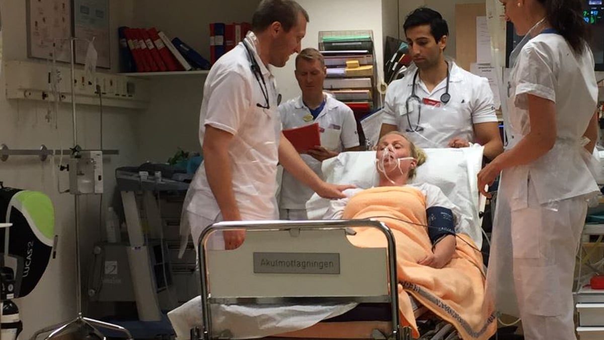 I akutrummet omhändertas patienter med akuta tillstånd. På bilden syns Martin Wohlin, Mattias Taflin och Shamim Nowrouzi (läkare), Gry Östling (undersköterska) och Astrid Olsson (sjuksköterska).