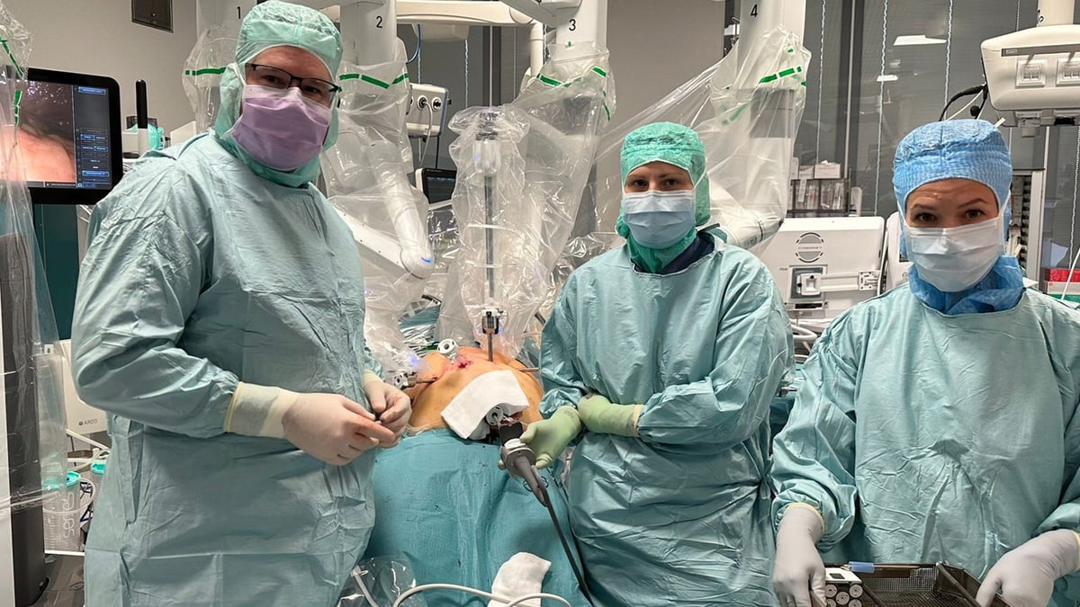 Sedan ett år opereras allt fler patienter med lever- och bukspottkörtelcancer med robotassisterad kirurgi vid Akademiska sjukhuset. Fördelen är bland annat att patienterna återhämtar sig snabbare och mår bättre efter operation. Foto: Akademiska sjukhuset