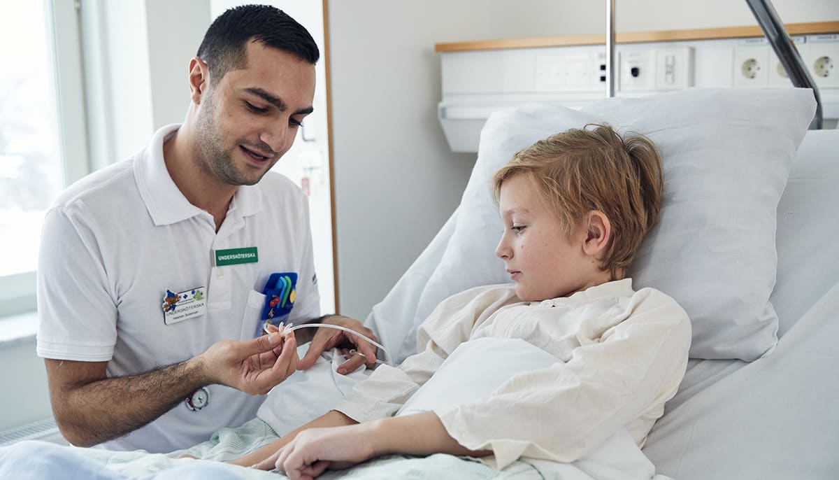 Tack vare förfinad diagnostik och individuellt anpassad terapi kan vissa barn med akut lymfatisk leukemi erbjudas en mer skonsam cytostatikabehandling på Akademiska sjukhuset.