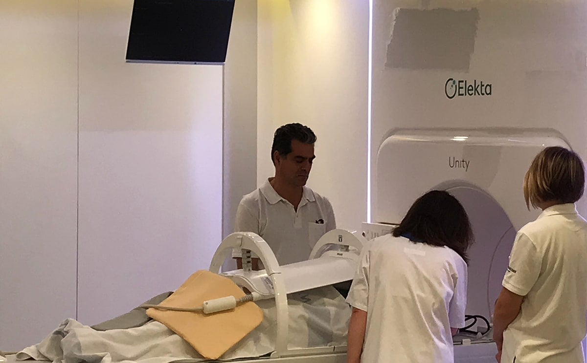 Nu har den första cancerpatienten strålbehandlats i den nya MR-Linacen på Akademiska. På sikt räknar man med att behandla 8-10 patienter per dag.