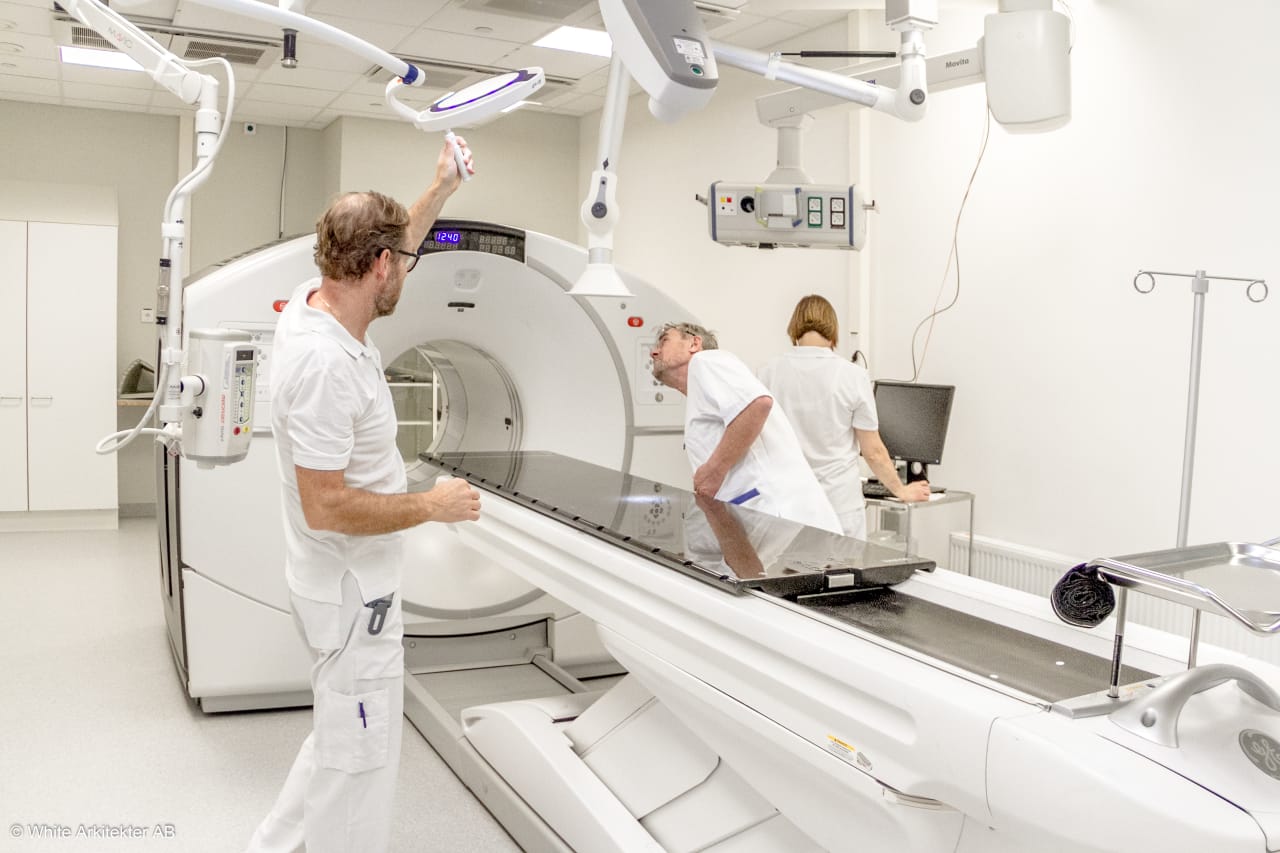 För två år sedan installerades Europas första digitala PET-DT (positronemissionstomografi kombinerad med datortomografi) på Akademiska sjukhuset. Nu installeras ytterligare två liknande PET-DT i ingång 100/101.