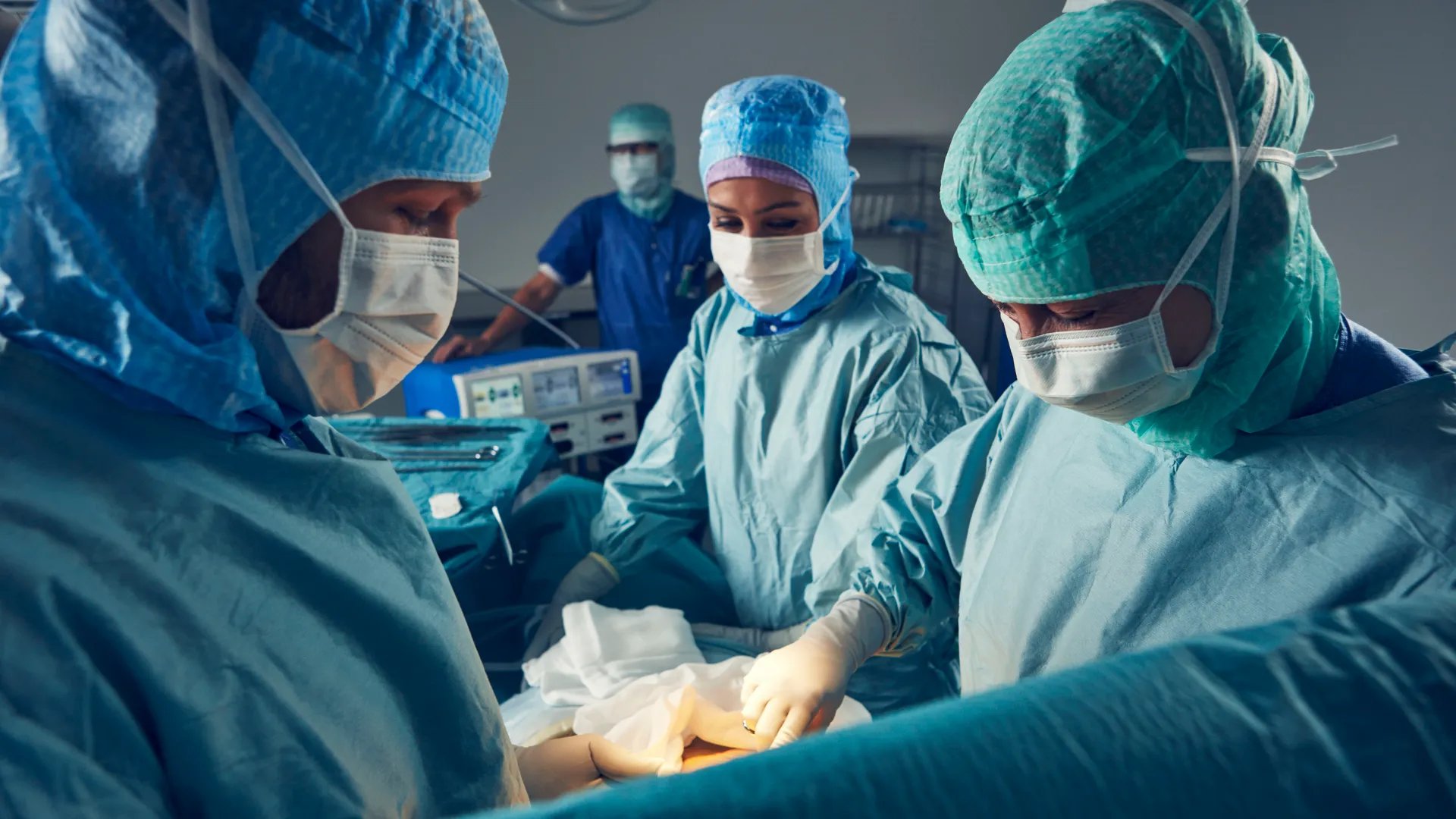 En grupp läkare som utför en operation i en operationssal.