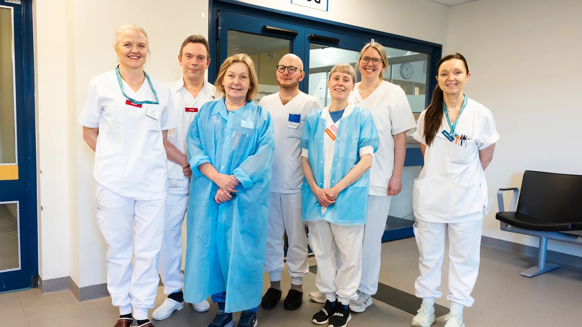 En grupp människor i operationskläder som står i ett rum.