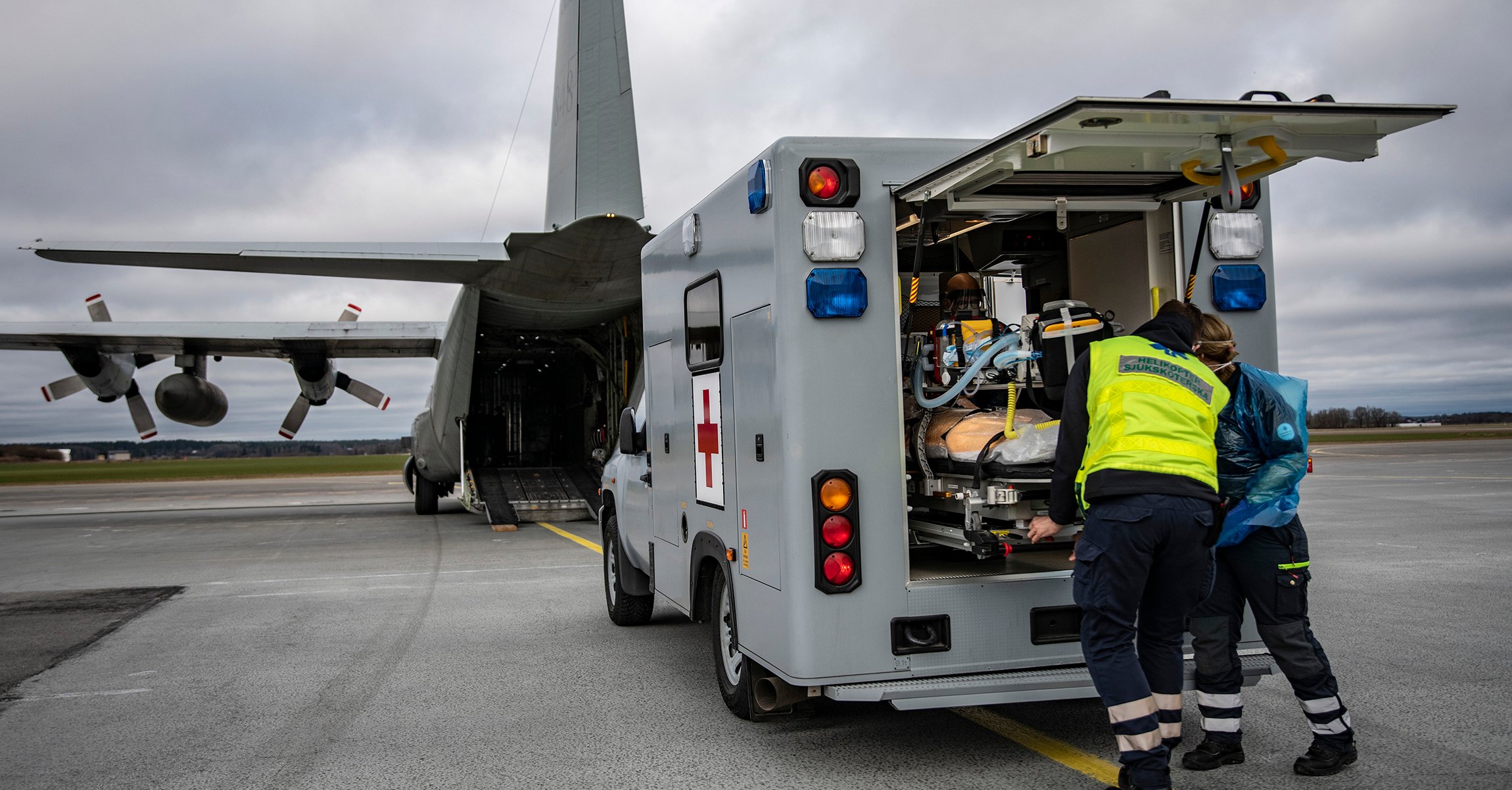 Personal från Luftburen Intensivvård (LIV) vid Akademiska sjukhuset, samarbetar med Försvarsmakten om intensivvårdstransporter mellan sjukhus. Den 1 april transporterades den första patienten mellan Karolinska och Sahlgrenska enligt det nya konceptet. Fotograf: Per Forsberg