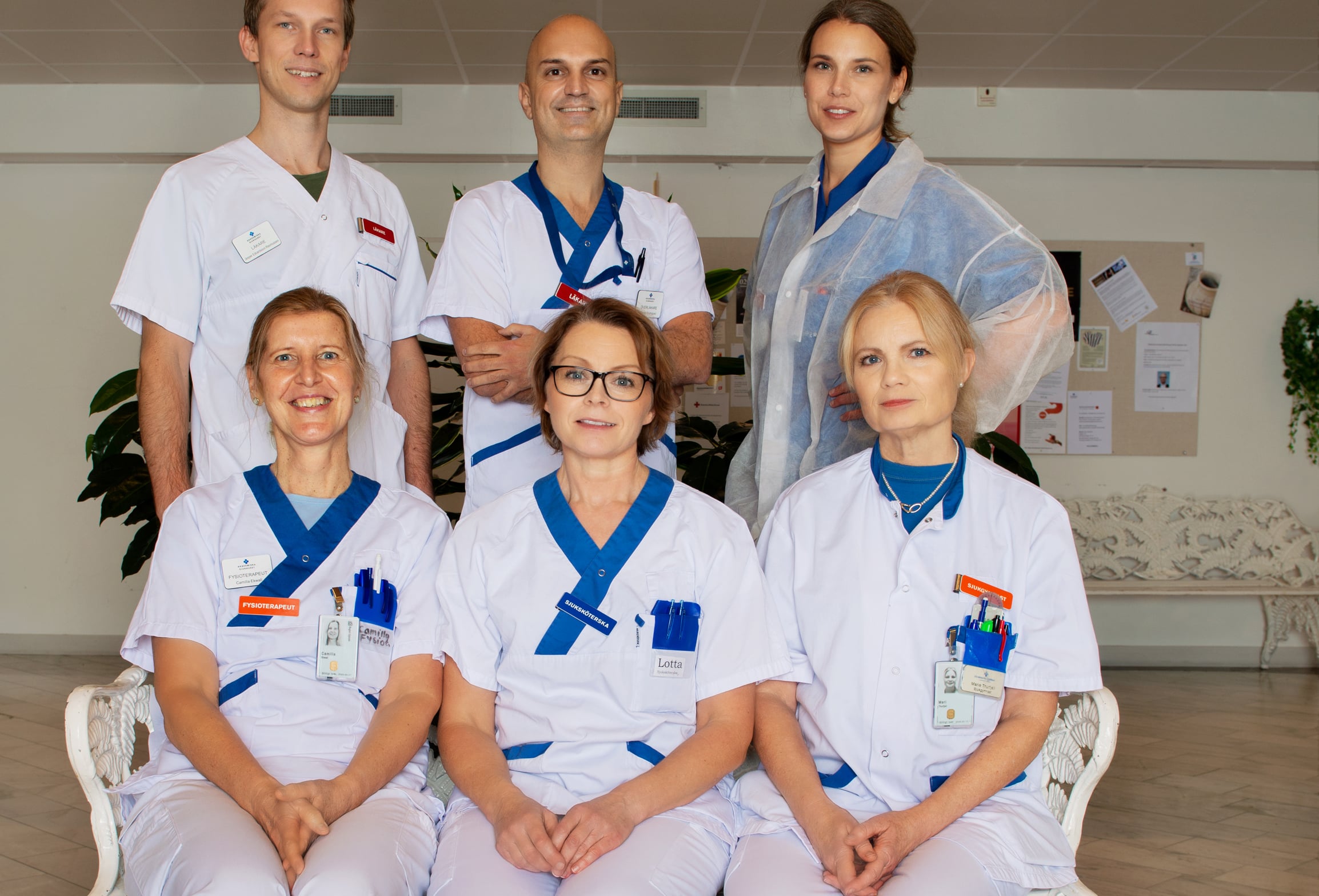 Facialisparesteamet på Akademiska sjukhuset; från vänster bakre raden: Jesper Edvardsson Rasmussen (ÖNH-läkare), Andres Rodriguez Lorenzo (plastikkirurg), Eva Lindell-Jonsson (plastikkirurg), främre raden: Camilla Ekwall (fysioterapeut), Charlotta Bergman  (kontaktsjuksköterska) och Marie Thurfjell (fysioterapeut).