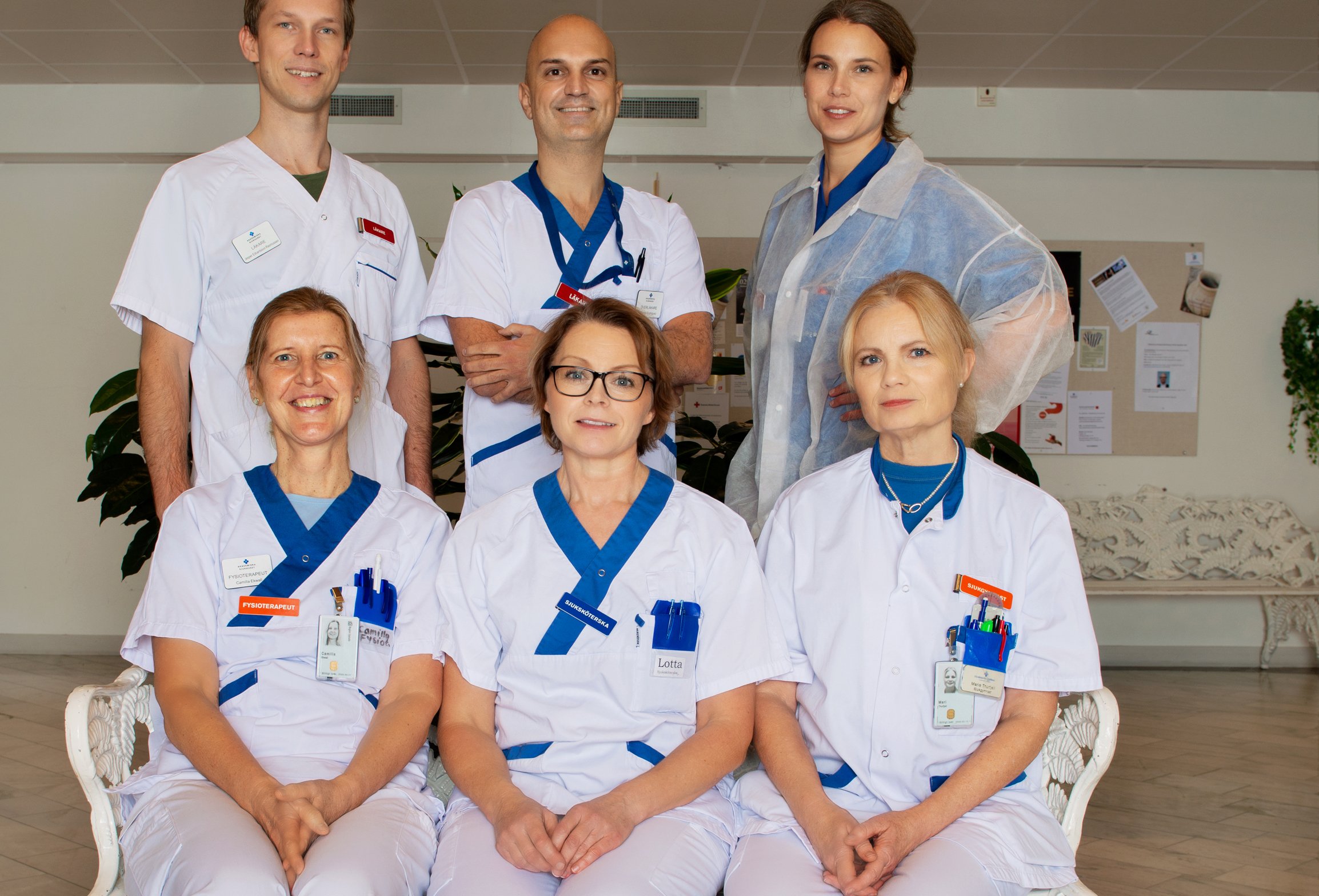 Facialisparesteamet på Akademiska sjukhuset; från vänster bakre raden: Jesper Edvardsson Rasmussen (ÖNH-läkare), Andres Rodriguez Lorenzo (plastikkirurg), Eva Lindell-Jonsson (plastikkirurg), främre raden: Camilla Ekwall (fysioterapeut), Charlotta Bergman  (kontaktsjuksköterska) och Marie Thurfjell (fysioterapeut).