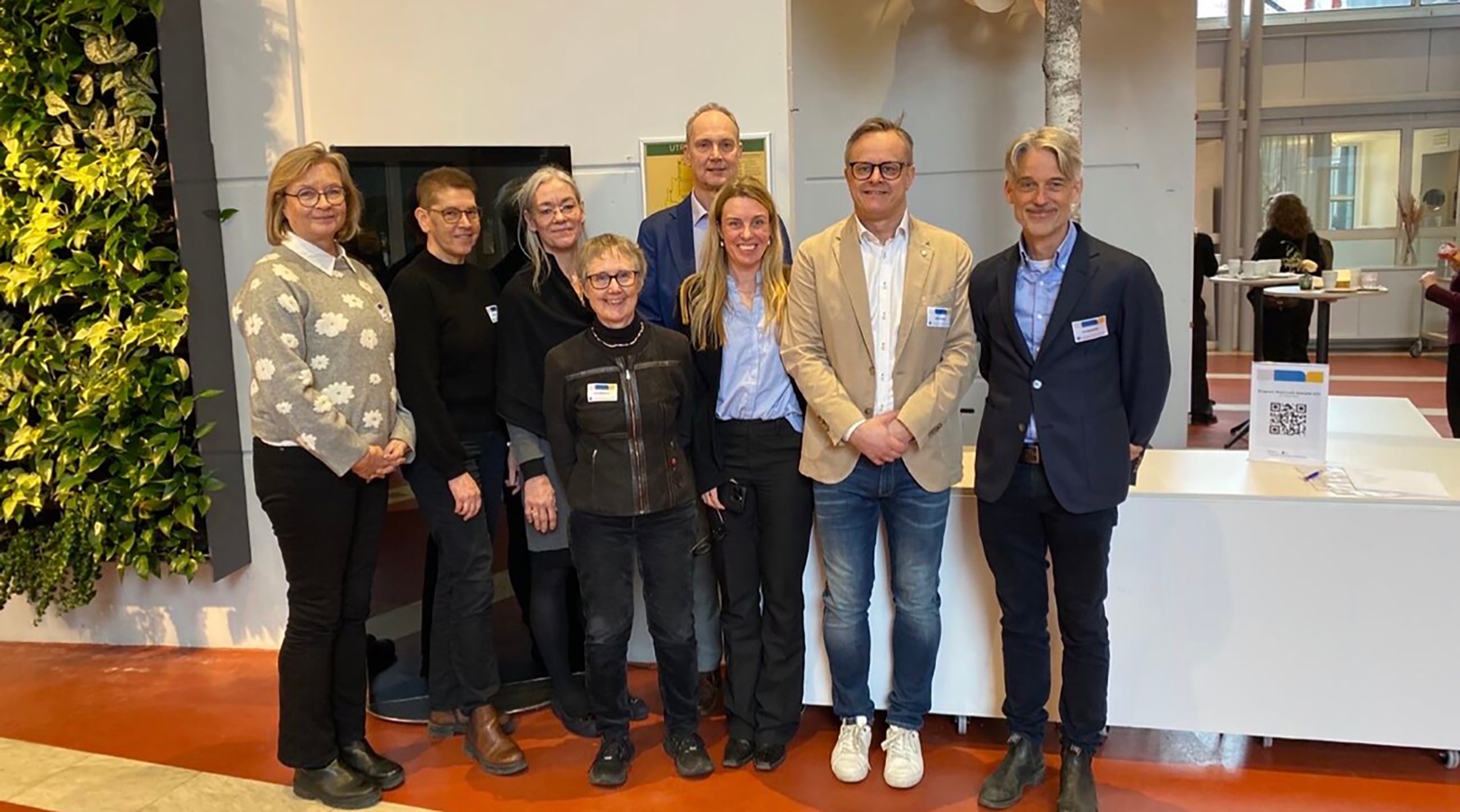 På bilden syns från vänster: Inger Svensson, patientrepresentant, Ewa-Lena Sjöberg, Örebro universitetssjukhus, Silke Engelholm, Skåne universitetssjukhus, Anita Wanngren, patientrepresentant, Patrik Rossi, Karolinska universitetssjukhuset, Ingrid Glimelius, Akademiska sjukhuset, Edvard Abel, Sahlgrenska universitetssjukhuset och Per Sandström, Universitetssjukhuset i Linköping.