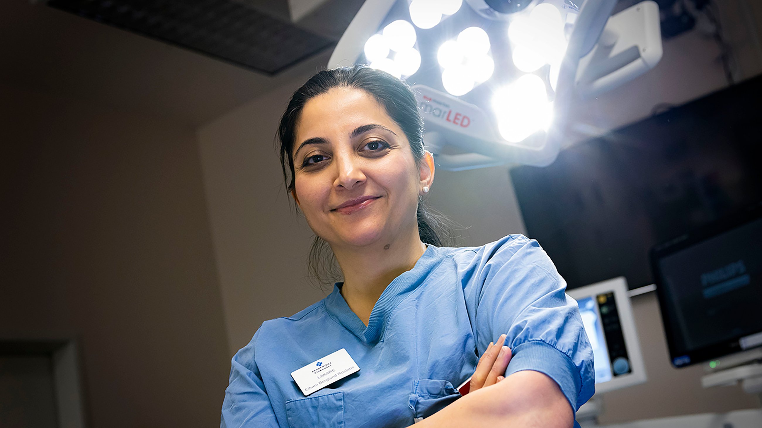 Elham Rostami, neurokirurg på Akademiska sjukhuset och docent i neurokirurgi vid Uppsala universitet, har valts in i Sveriges unga akademi. Som ny ledamot vill hon förbättra förutsättningarna för kliniska forskare och öka intresset för forskning och vetenskap.
Foto: Mikael Wallerstedt