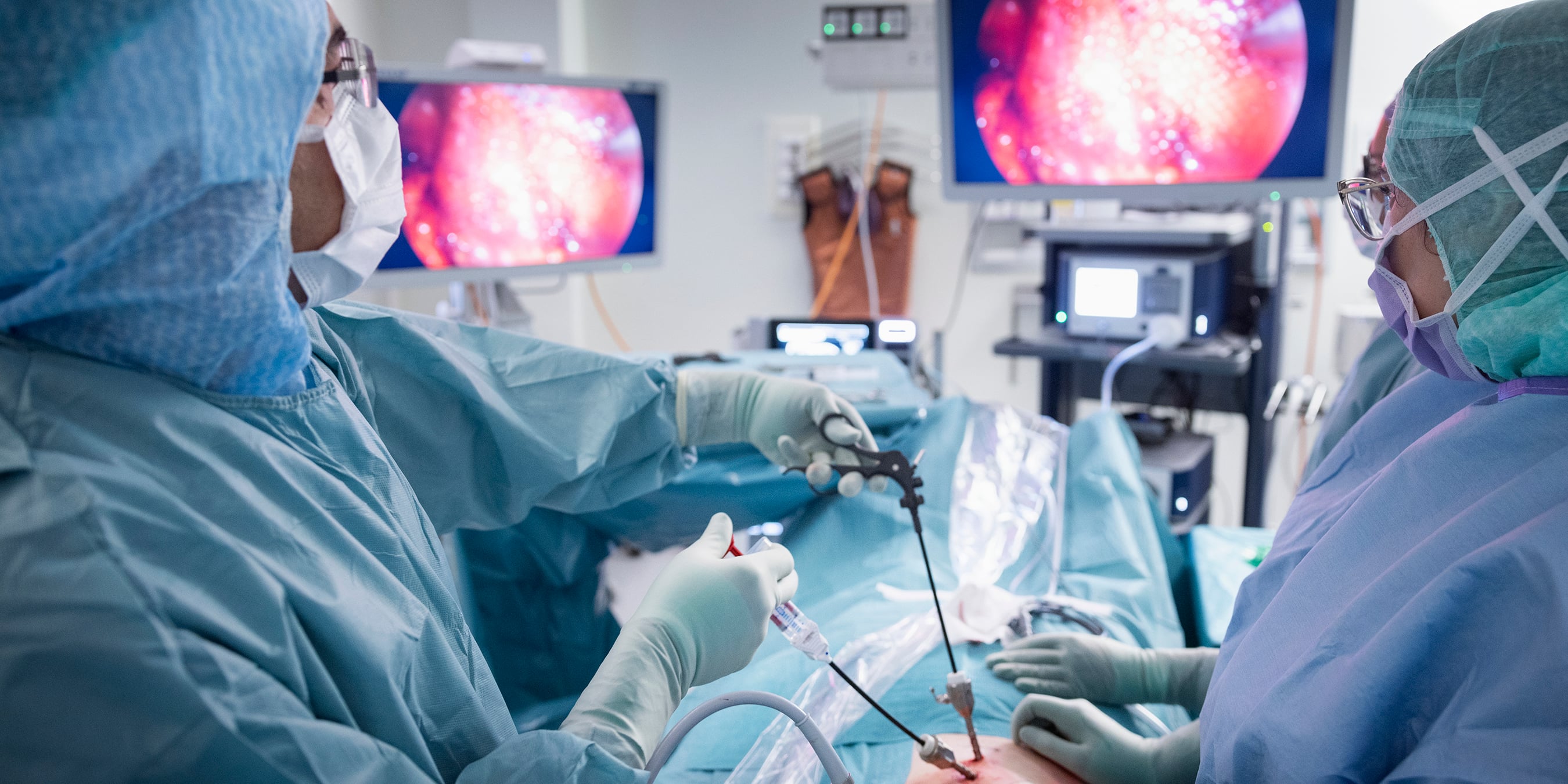 En tredjedel av alla som diagnostiseras med ändtarmscancer löper hög risk för återfall. En klinisk studie på Akademiska sjukhuset/Uppsala universitet visar att patienter med lokalt avancerad ändtarmscancer ofta kan slippa operation och stomi. Dessutom minskar risken för återfall.