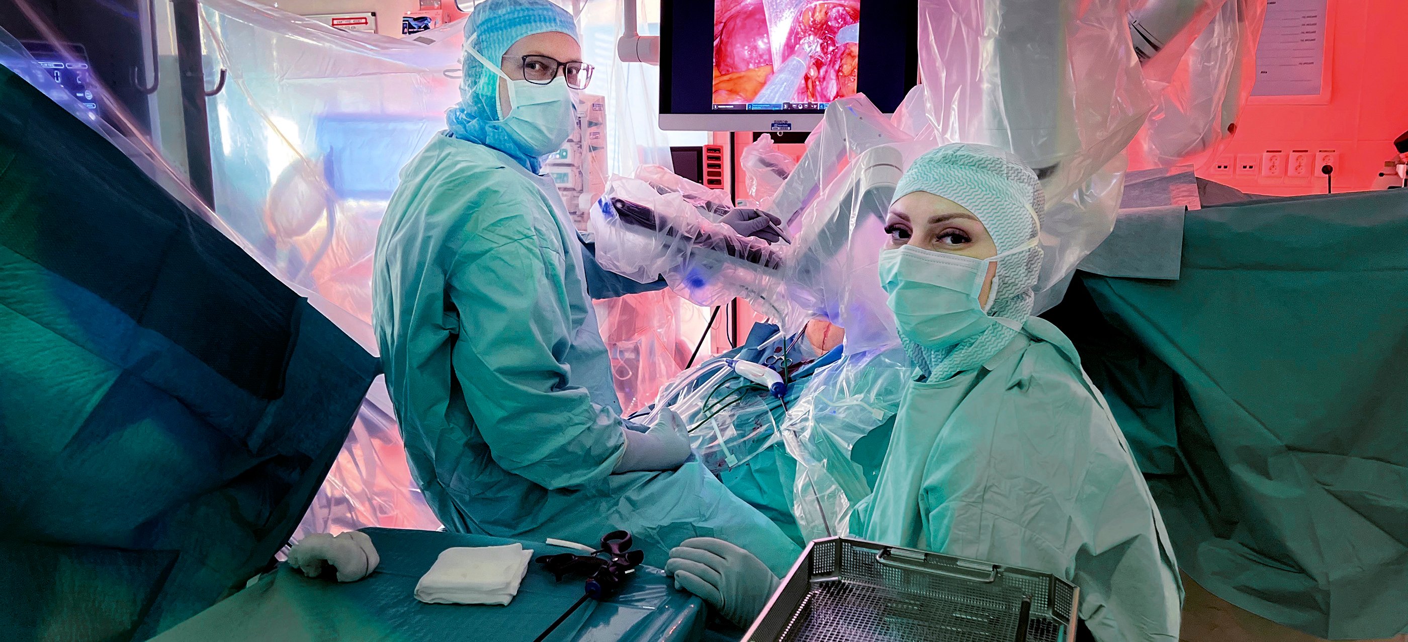 Endometrioskirurgi blir allt vanligare på Akademiska. På bilden visar överläkare Christian Moberg och operationssköterska Emma Heshmati Högrelius hur en robotoperation går till. Foto: Rora Rahwa Hagos.