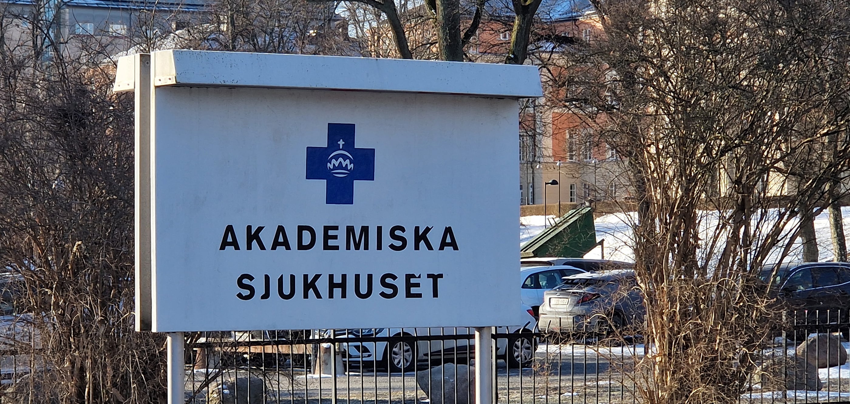 Akademiska sjukhuset klättrar på den internationella tidskriften Newsweeks rankning World's Best Smart Hospitals 2025, från plats 54 till 53. I en annan rankning över världens bästa sjukhus hamnar Akademiska på plats 82. Endast tre svenska sjukhus placerar sig bland de 100 främsta i världen enligt undersökningen.
