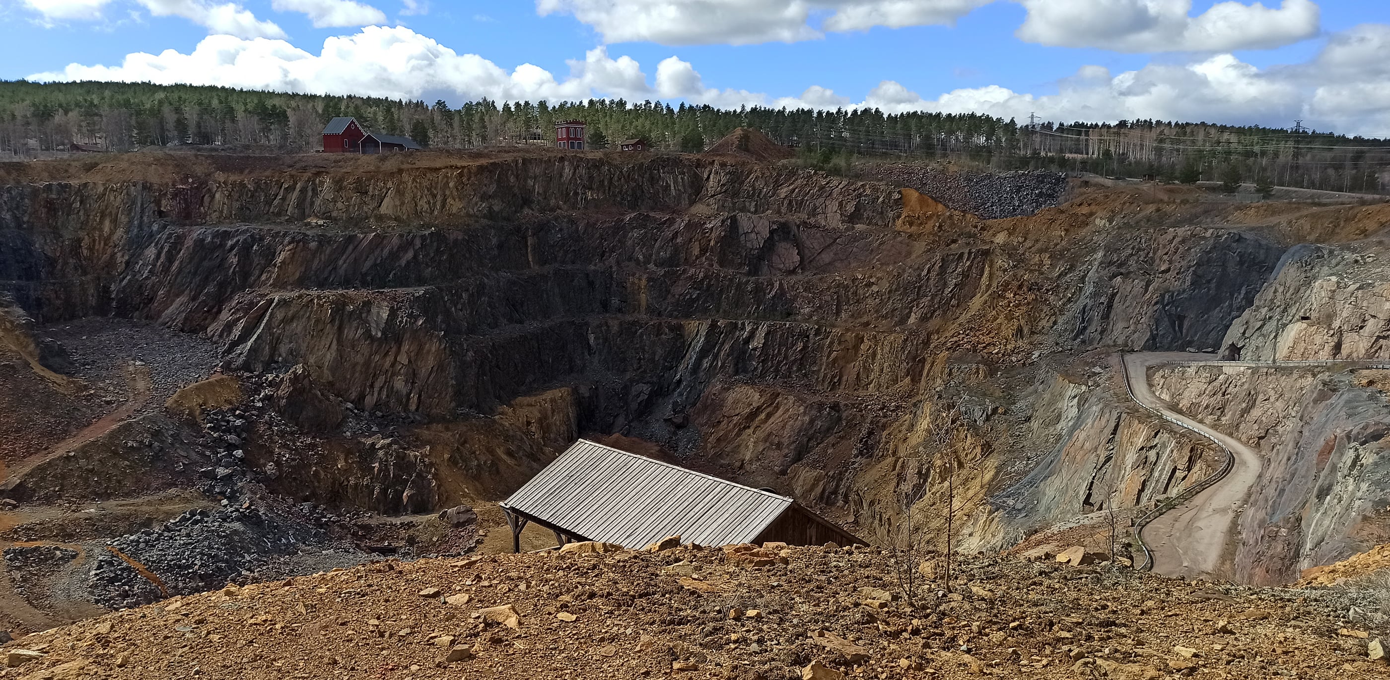 Faluns tusenåriga historia av gruvdrift har satt omfattande spår i landskapet. Metaller som spridits från gruvdriften finns i dag i marken och kan påverka både miljö och hälsa. Forskare vid arbets- och miljömedicin, Akademiska sjukhuset, har medverkat i en omfattande undersökning av den förorenade marken. De preliminära resultaten visar bland annat att en liten mängd nedsvald jord i de mest förorenade områdena kan innebära risk för akut förgiftning.
