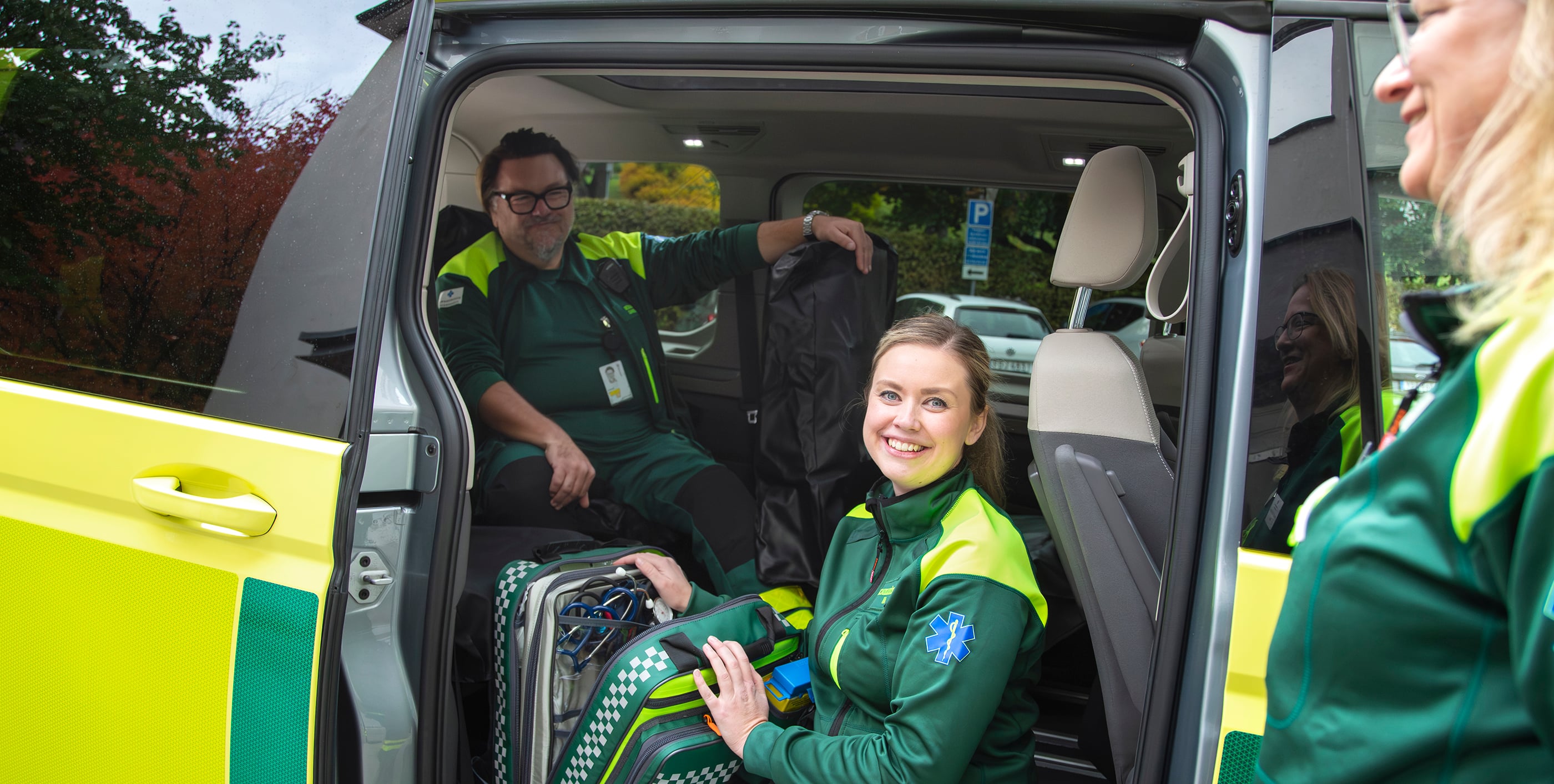 Nu införs psykiatriambulans, en prehospital akutpsykiatrisk mobil enhet, PAM, i Region Uppsala. Teamet åker ut när någon ringer 112 på grund av allvarlig psykisk ohälsa. Syftet är att nå personer vid akuta psykiatriska tillstånd, exempelvis psykoser eller suicidsituationer. På bilden syns från vänster: Daniel Cramér Strömberg (skötare), Mia Källström (biträdande avdelningschef och specialistsjuksköterska) och Malin lemoine (specialistsjuksköterska).