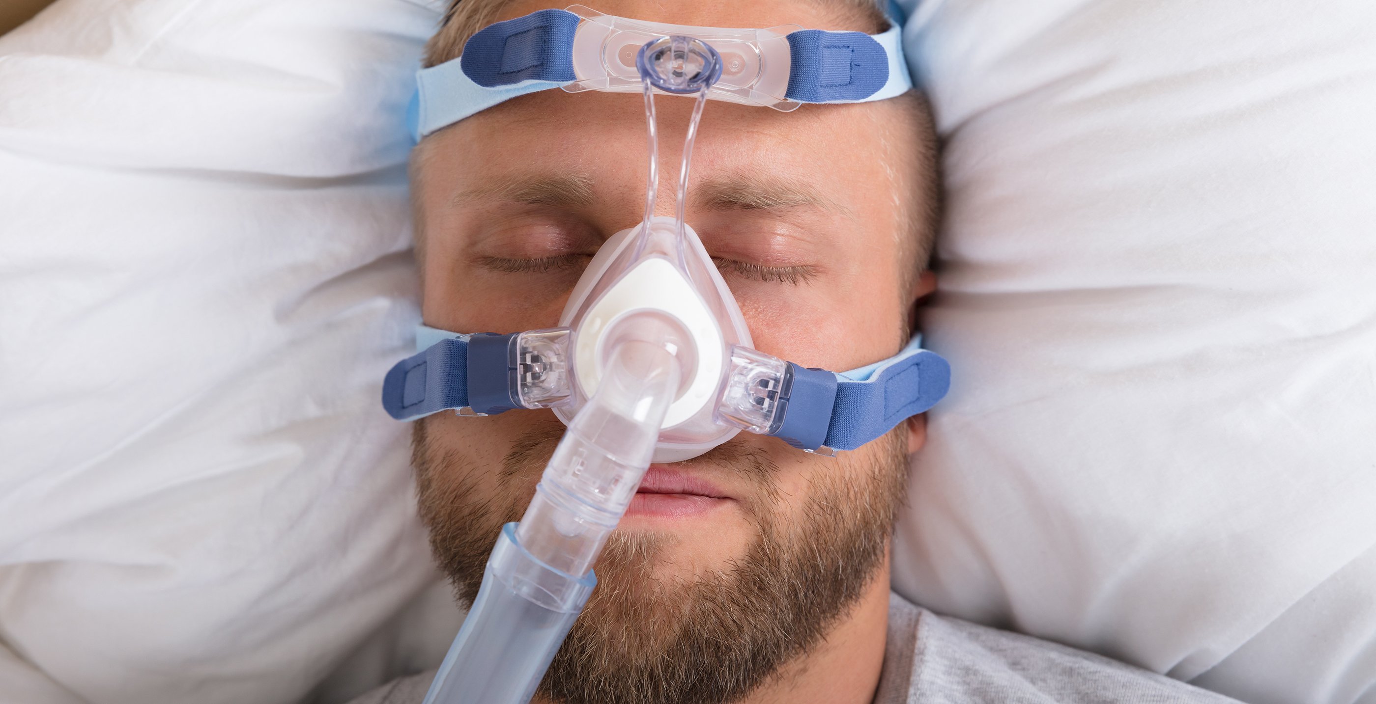 Vid CPAP-behandling av sömnapné är följsamhet avgörande för god effekt. Forskning vid Akademiska sjukhuset visar att  sedvanliga mottagningsbesök fungerar lika bra som intensivare uppföljning via telemedicin. Foto: Mostphotos (genrebild på vårdsituation)