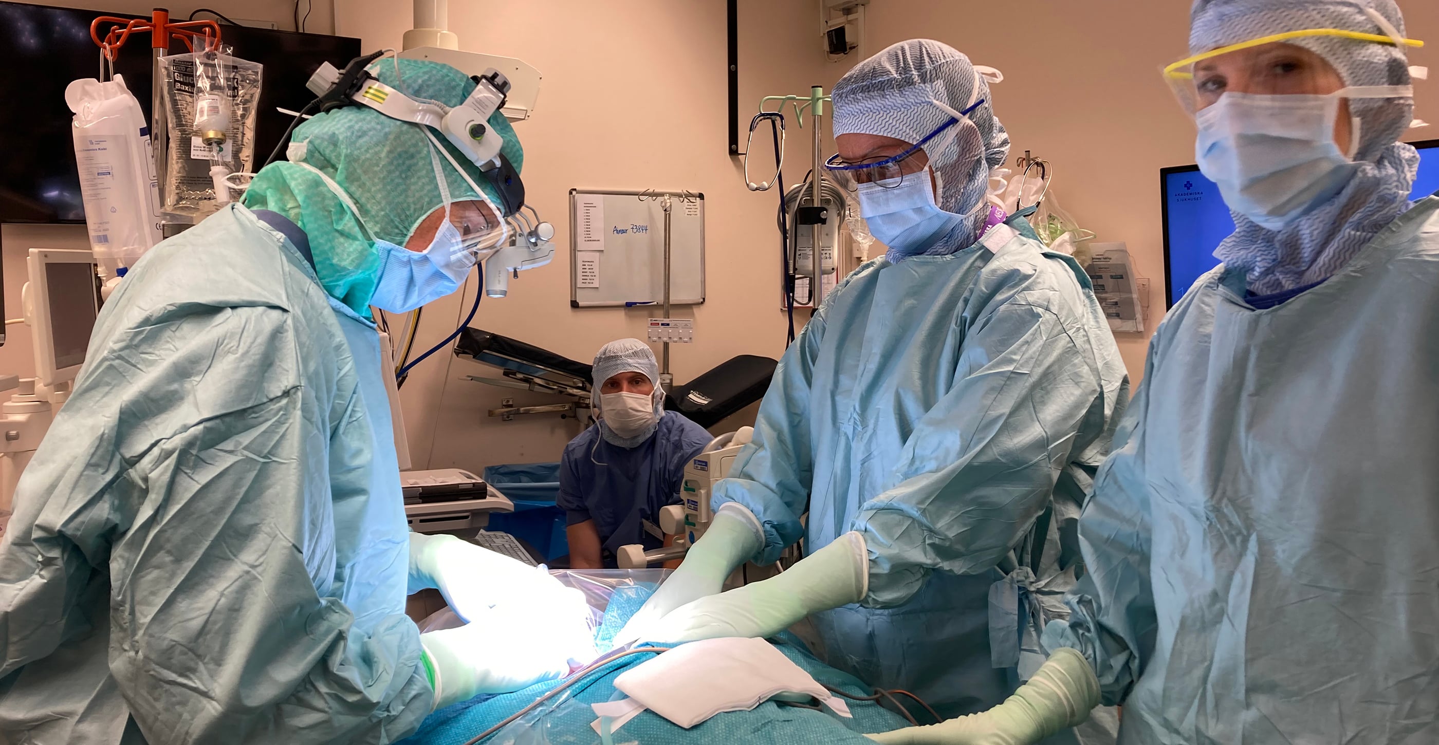 Under 35 år har Akademiska sjukhuset opererat in diafragmal pacemaker på över 40 patienter. Pacemakern används framförallt som behandling av kongenitalt centralt hypoventilationssyndrom (CCHS) och andra tillstånd som påverkar andningsaktiviteten. Nu har ett samarbete inletts med neurokirurger vid Copernicussjukhuset i Gdansk för att införa operationstekniken i Polen. Foto: Akademiska sjukhuset