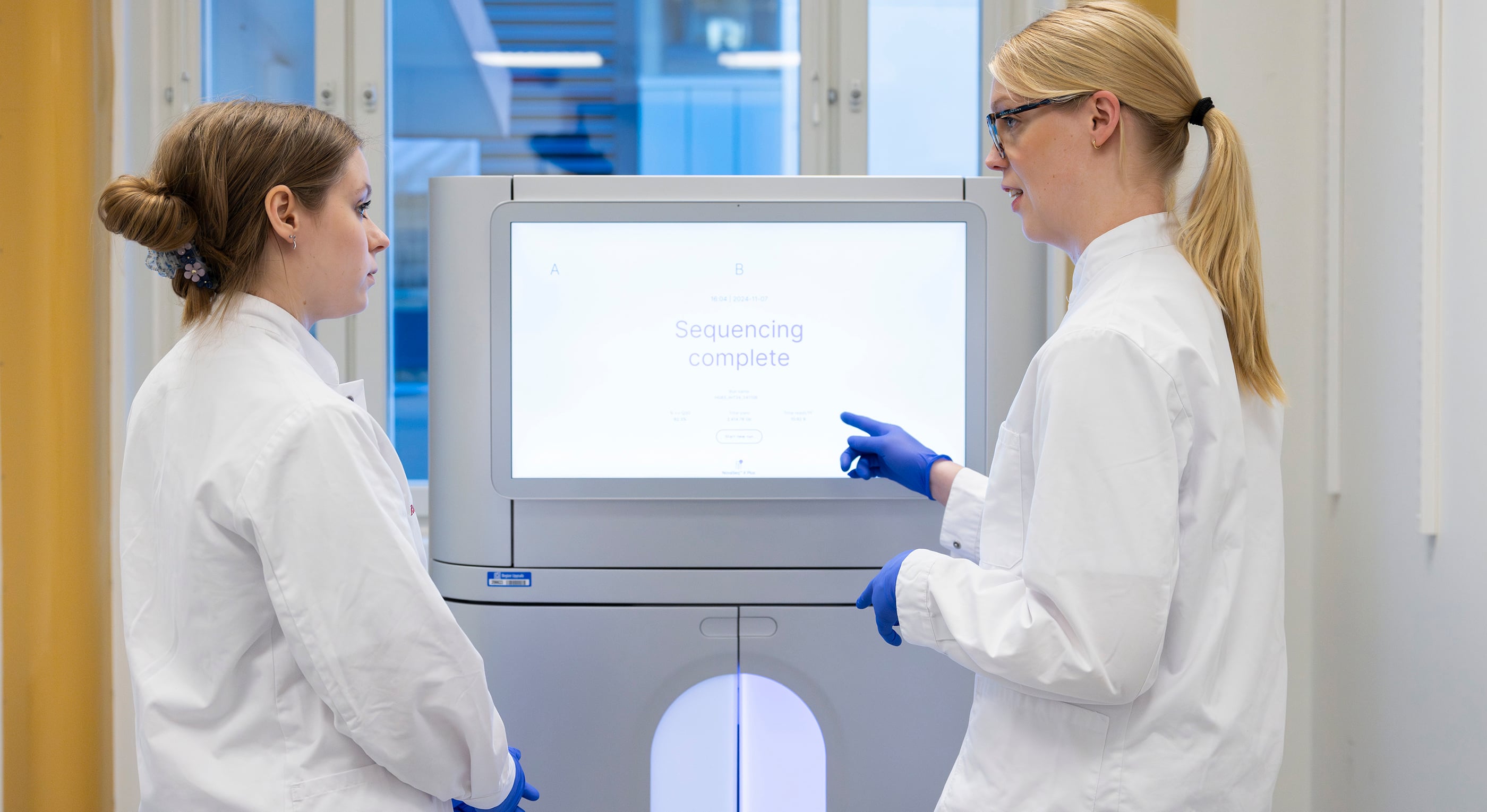 Akademiska Laboratoriet använder ett nytt instrument för storskalig sekvensering av patienters hela DNA, så kallad helgenomsekvensering. Detta möjliggör snabbare diagnoser för fler patienter. 2024 analyserades ca 40 procent fler prover från patienter med en misstänkt genetisk sjukdom jämfört med 2023.