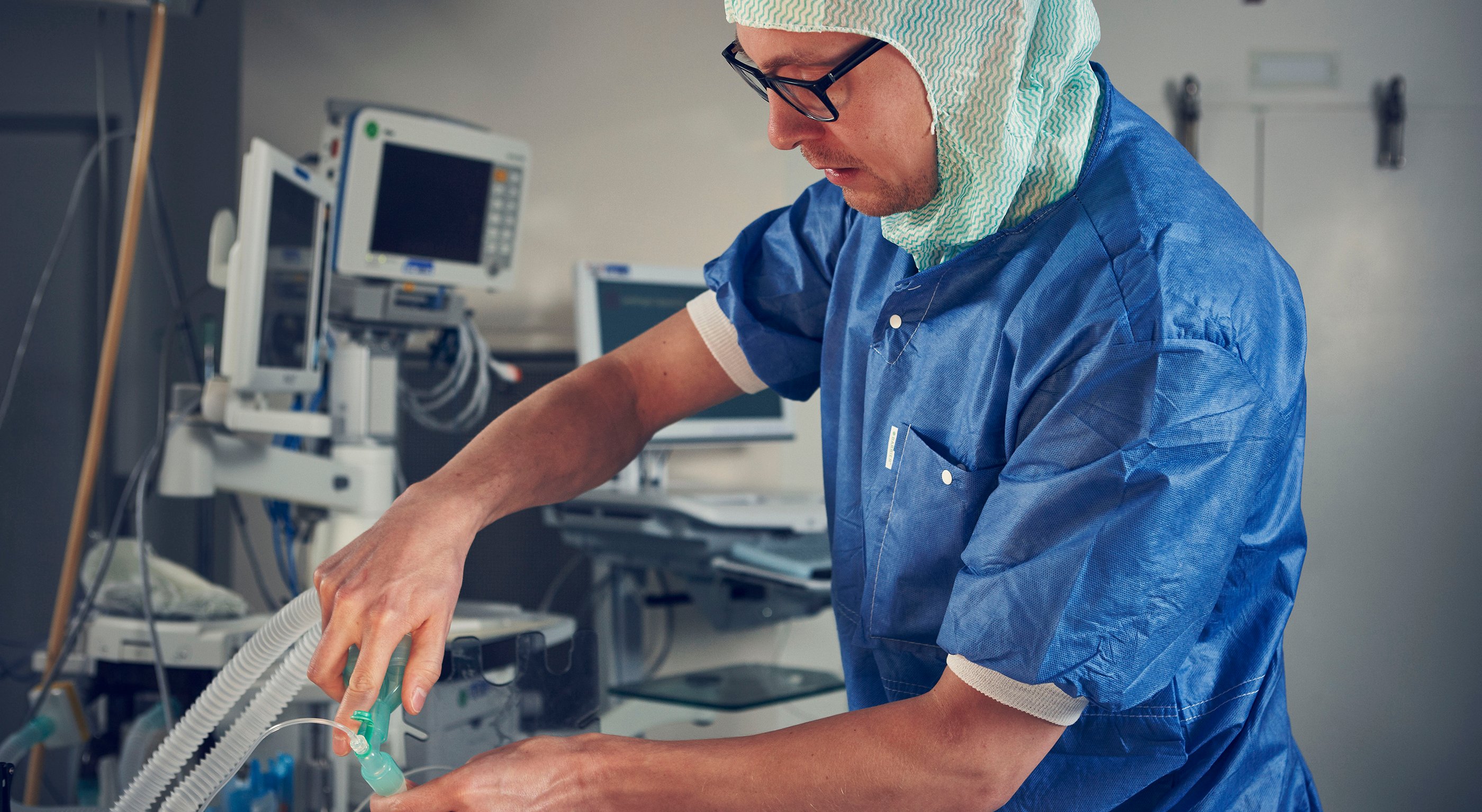Skillnader i immunologiskt svar i form av cytokiner hos patienter som intensivvårdas för covid-19 kan ha stor betydelse för om patienten överlever eller avlider. I en studie på Akademiska sjukhuset ska forskare jämföra så kallade cytokinstormar hos svårt sjuka  med immunförsvaret hos friska blodgivare. Foto: Johan Alp (genrebild)