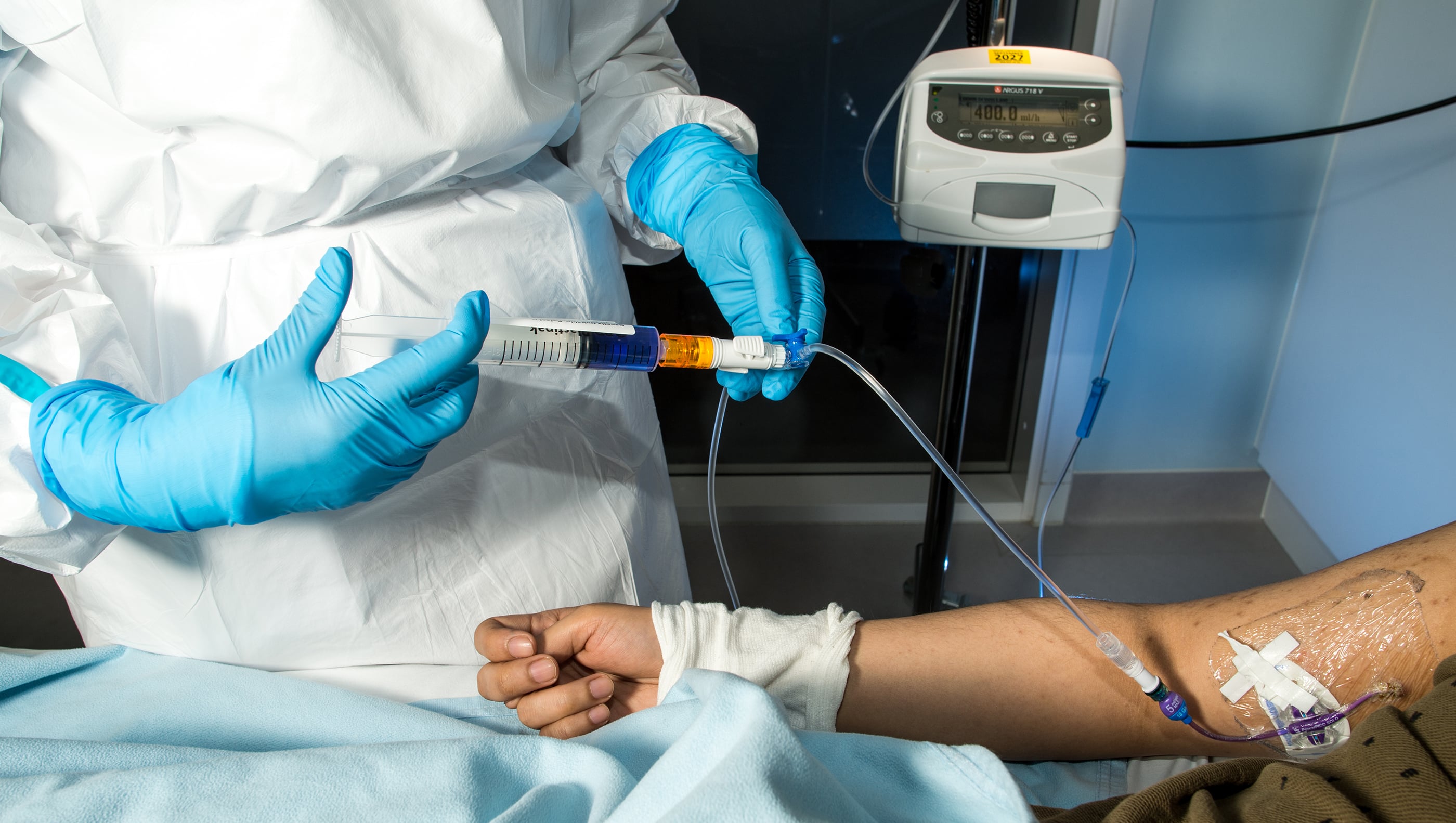 Akademiska sjukhuset får tillstånd att bedriva nationell högspecialiserad vård vid analcancer, med inriktning på botande behandling med radiokemoterapi, det vill säga strålbehandling och cytostatika samtidigt. Beslutet togs av Nämnden för nationell högspecialiserad vård den 11 mars. Bilden visar hur en patient får en injektion med cytostatika.