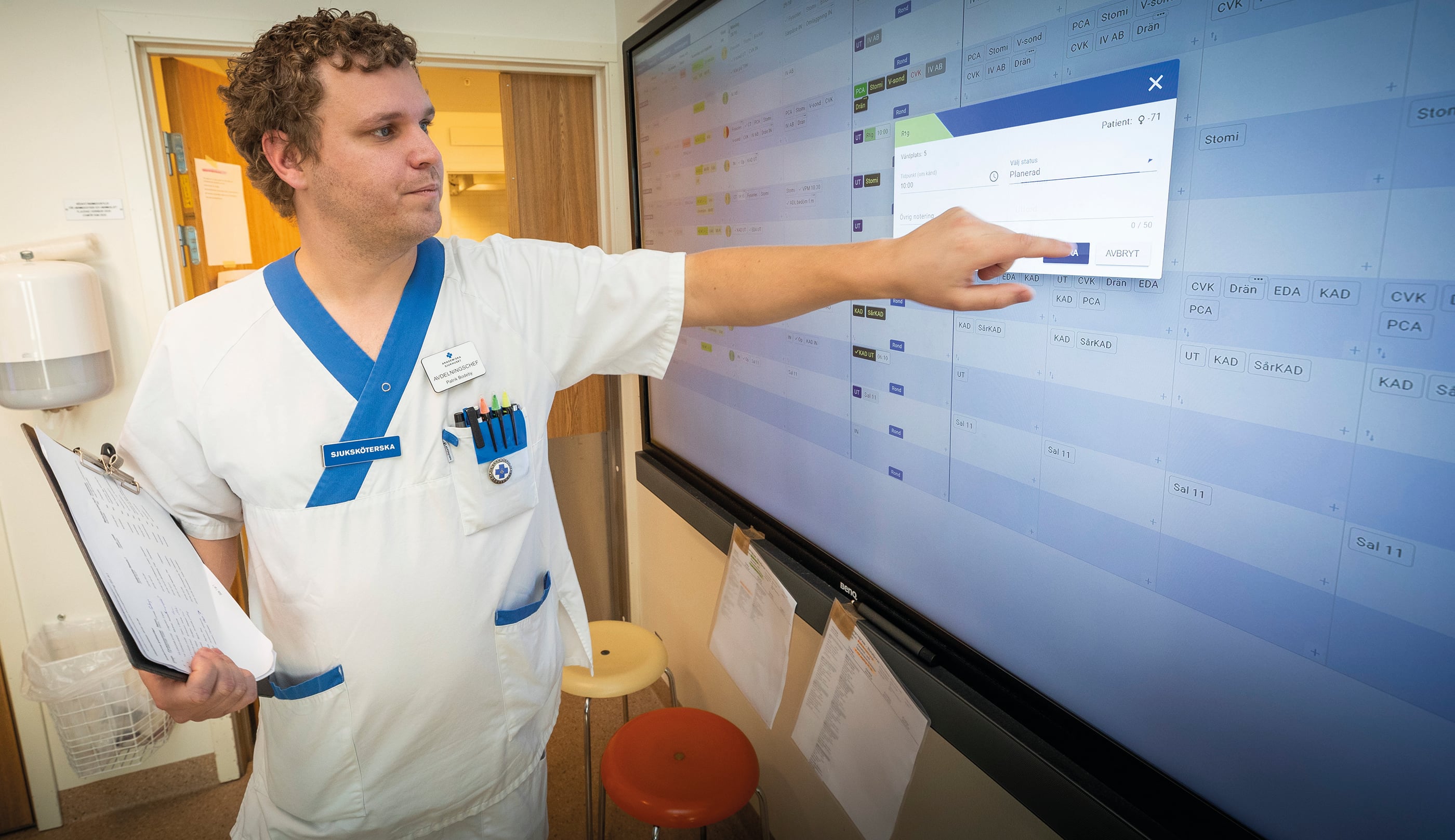 Patrik Bodeby, avdelningschef på den kirurgiska utvecklingsavdelningen, leder den dagliga styrningen via en digital whiteboard som ger överblick
och underlättar fördelningen av resurser. En annan digital skärm används för att ”ta tempen” på teamet och till strukturerad reflektion.
Foto: Staffan Claesson