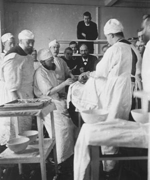 Huvudoperation: K.G. Lennander avlägsnar en pistolkula i nackloben.