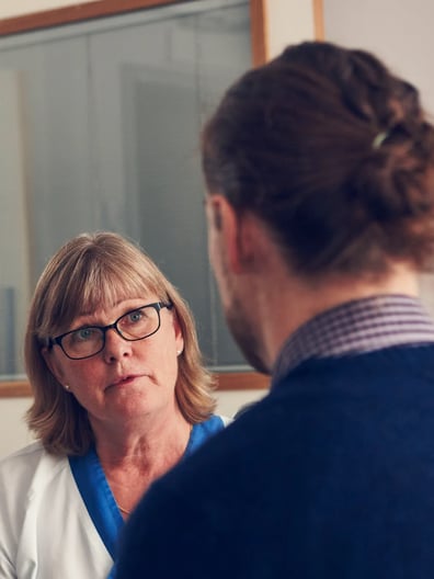 En läkare pratar med en patient.