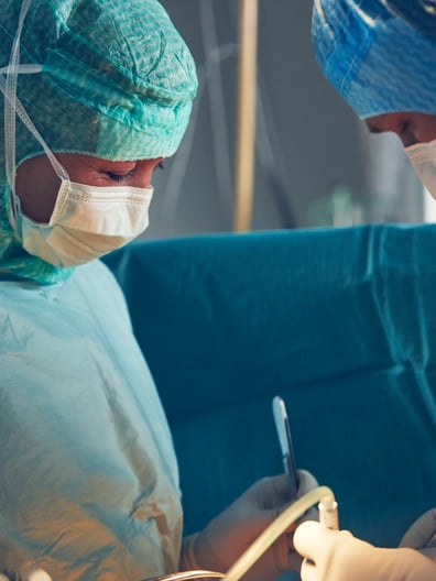 En grupp läkare som utför en operation på en patient.