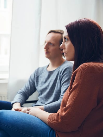 Två patienter sitter bredvid varandra och lyssnar.