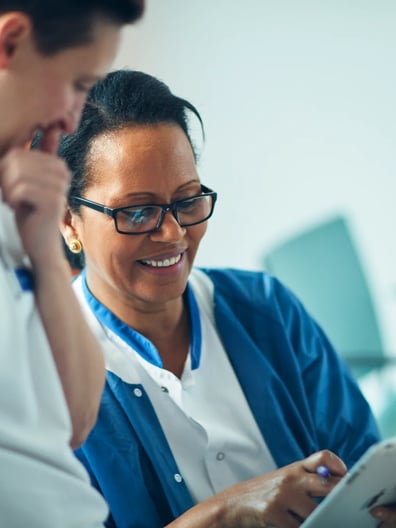 Två läkare tittar på något på en surfplatta.