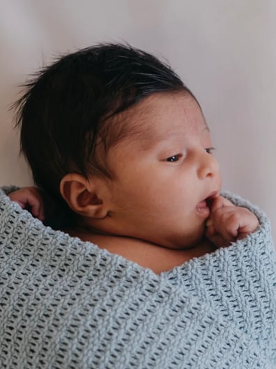 Nyfödd bebis i filt