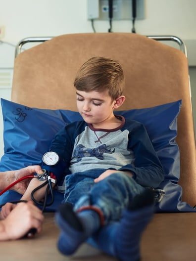 En ung pojke undersöks av en läkare.