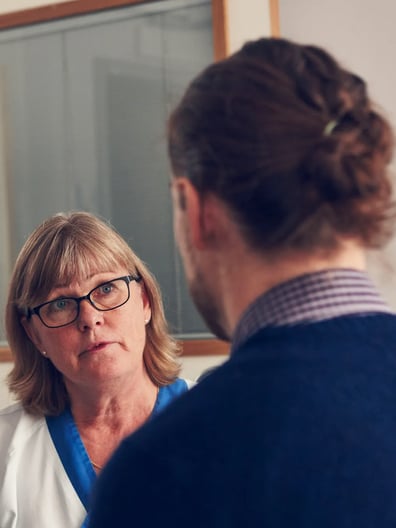 En ögonläkare lyssnar på en patient.