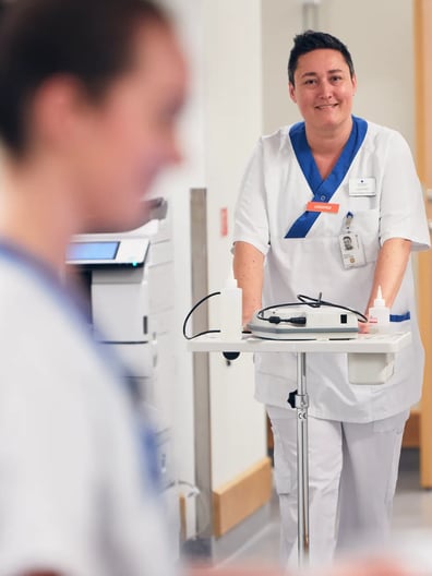 Några sköterskor som står bredvid varandra.