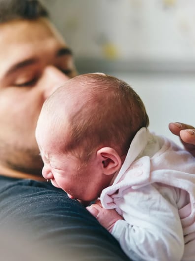 Pappa håller i spädbarn