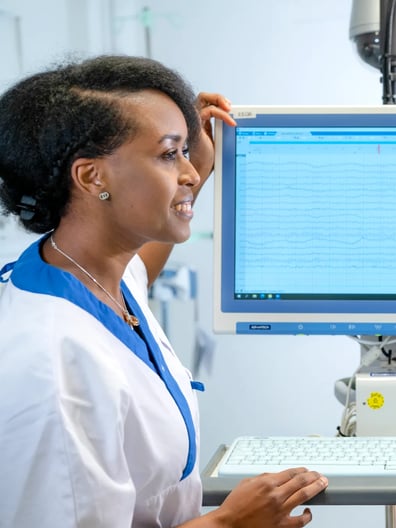 En sjuksköterska diskuterar data på en bildskärm med en kollega.