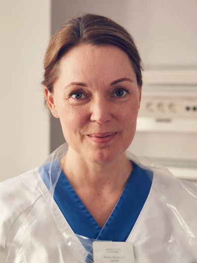 En kvinnlig sjukvårdsanställd. 