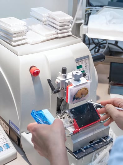 En man som arbetar på en maskin i ett laboratorium.