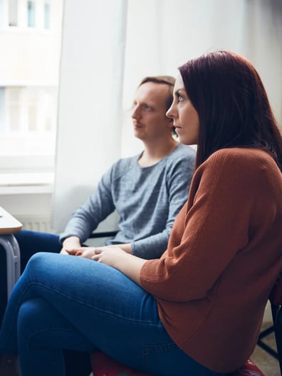 Två patienter lyssnar på en läkare.