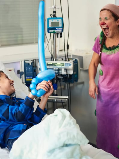 Ett barn leker med en sjukhusclown.