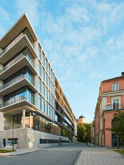 En stor byggnad med många fönster på sidan av den.